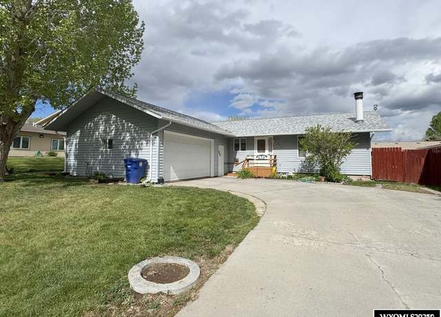 Property at 315 Summit Dr, Riverton, WY 82501, 5 beds, 2.75 baths