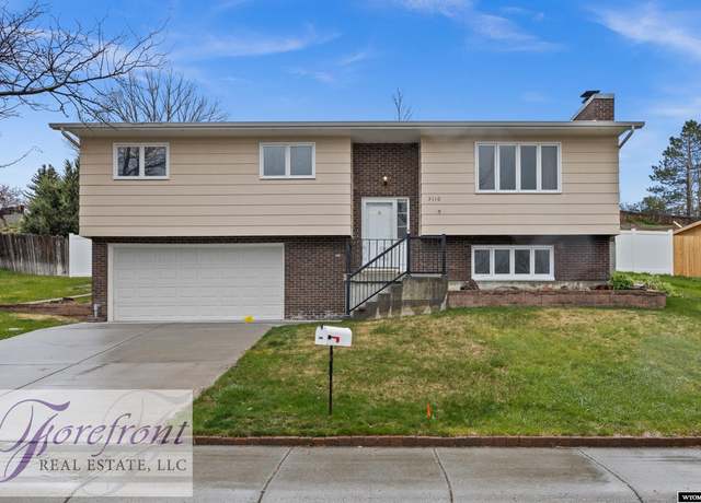 Property at 3110 Ridgecrest Dr, Casper, WY 82604, 4 beds, 1.75 baths