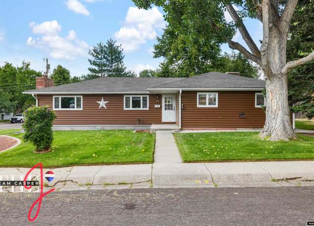 Property at 1701 Brentwood Dr, Casper, WY 82604, 3 beds, 2 baths
