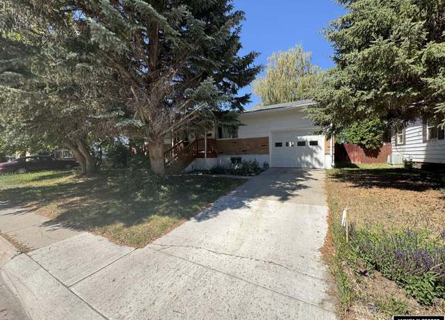 Property at 910 Westview Dr, Riverton, WY 82501, 3 beds, 1.75 baths