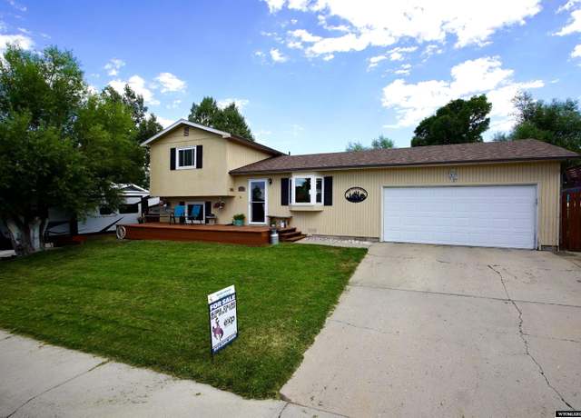 Property at 4811 S Oak St, Casper, WY 82601, 3 beds, 2 baths