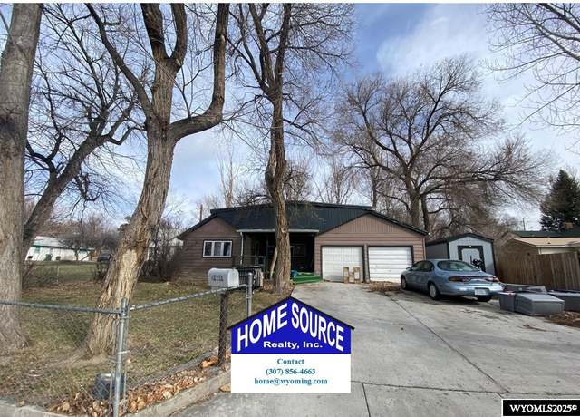 Property at 404 W Adams Ave, Riverton, WY 82501, 3 beds, 2 baths