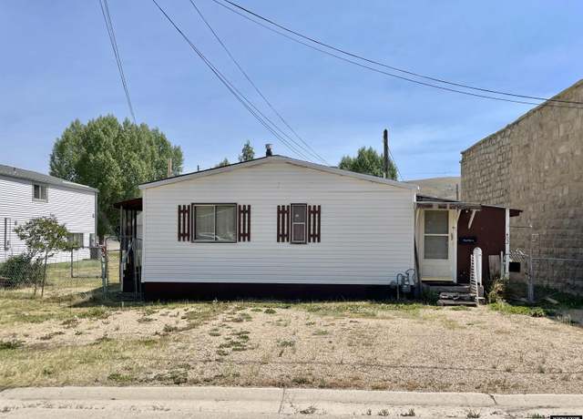 Property at 402 Diamondville Ave Ave, Diamondville, WY 83116, 3 beds, 1.75 baths