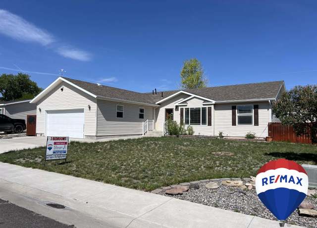 Property at 1426 Pinecrest St, Riverton, WY 82501, 3 beds, 2 baths
