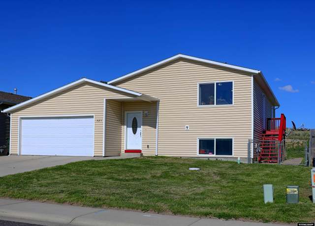 Property at 925 Skyline Dr, Douglas, WY 82633, 4 beds, 2 baths