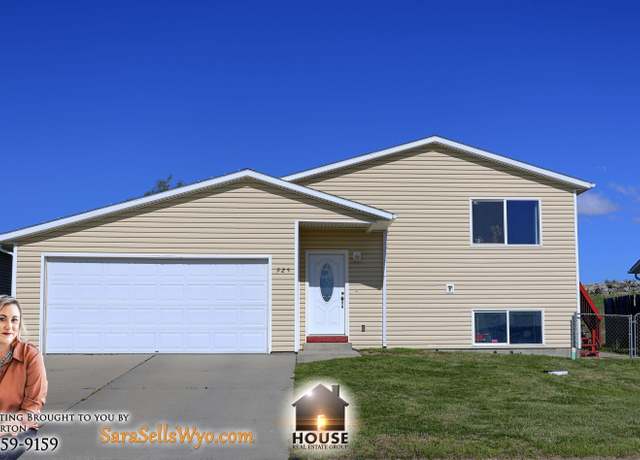 Property at 925 Skyline Dr, Douglas, WY 82633, 4 beds, 2 baths
