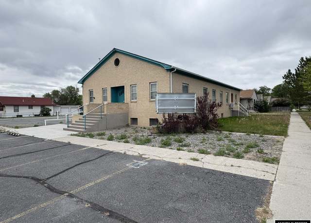 Property at 402 S 7th St E, Riverton, WY 82501, 3 beds, 1.5 baths