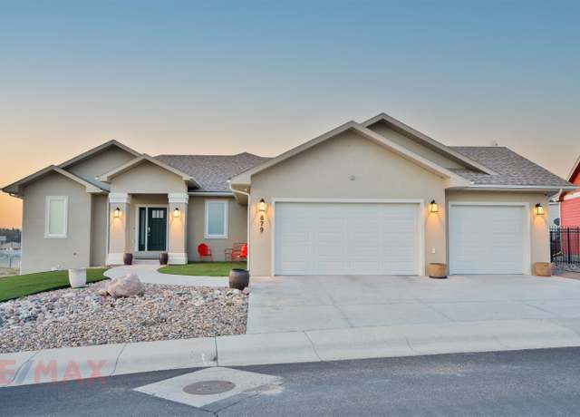 Property at 879 Shoshone Dr, Douglas, WY 82633, 3 beds, 2.5 baths