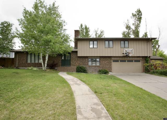 Property at 3950 Cynthia Dr, Casper, WY 82609, 5 beds, 2.5 baths