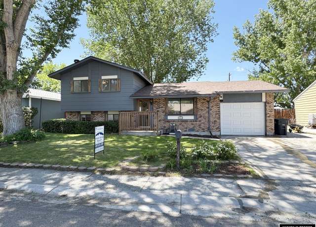 Property at 1014 Pinecrest St, Riverton, WY 82501, 3 beds, 2 baths