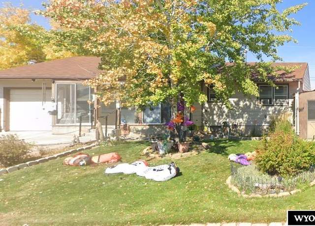 Property at 860 North Ln, Lander, WY 82520, 3 beds, 2 baths