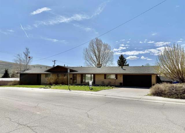 Property at 822 Moose St, Kemmerer, WY 83101, 5 beds, 3.25 baths