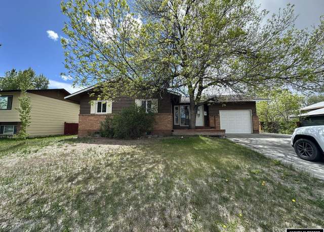 Property at 830 N 12th E, Riverton, WY 82501, 5 beds, 2 baths