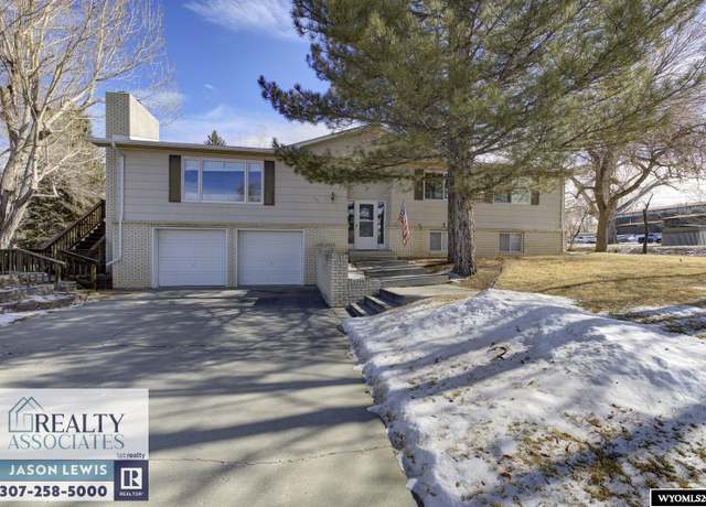 Property at 750 Buena Vista Dr, Lander, WY 82520, 4 beds, 3 baths