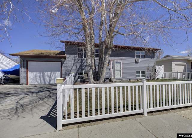 Property at 830 5th St, Evansville, WY 82636, 4 beds, 2 baths