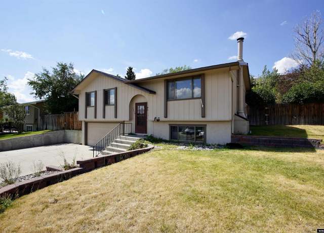 Property at 1450 S Illinois Ave, Casper, WY 82609, 4 beds, 2 baths