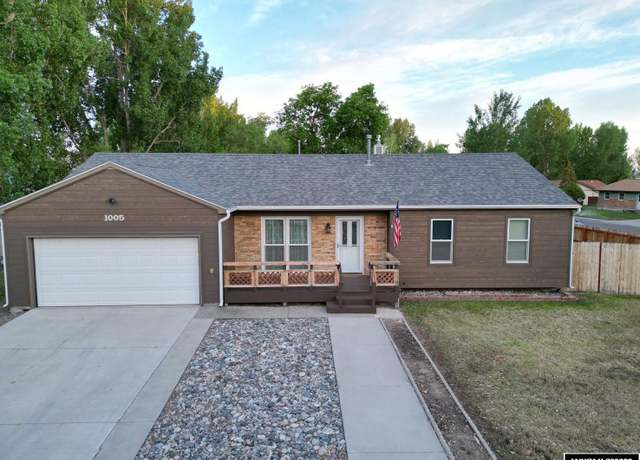 Property at 1005 Hillside Ave, Riverton, WY 82501, 3 beds, 1.75 baths