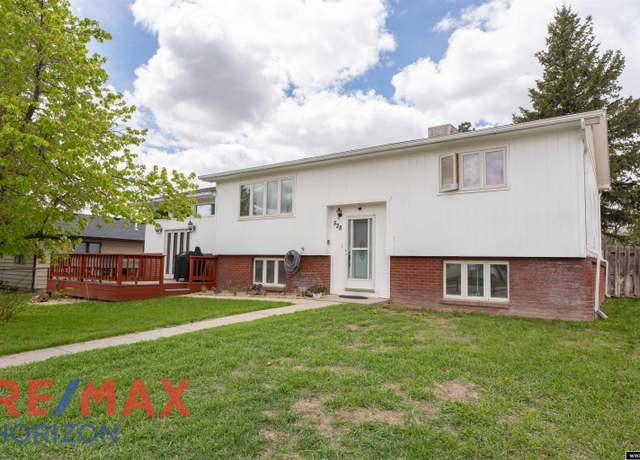 Property at 528 S 9th St, Douglas, WY 82633, 4 beds, 2 baths