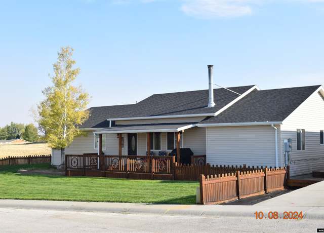 Property at 401 Emigrant Dr, Glenrock, WY 82637, 4 beds, 2 baths