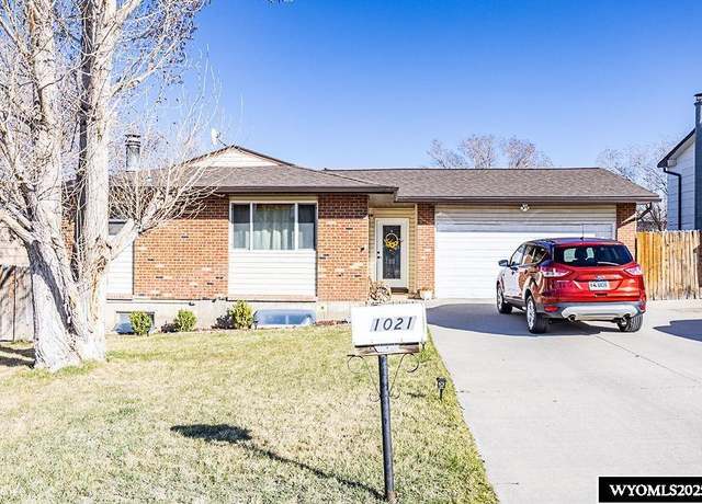 Property at 1021 Maple Way, Rock Springs, WY 82901, 3 beds, 2 baths