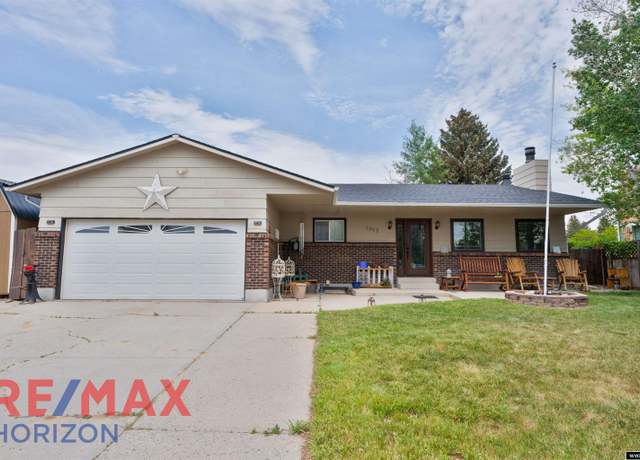 Property at 1003 Laredo Dr, Douglas, WY 82633, 4 beds, 2.5 baths