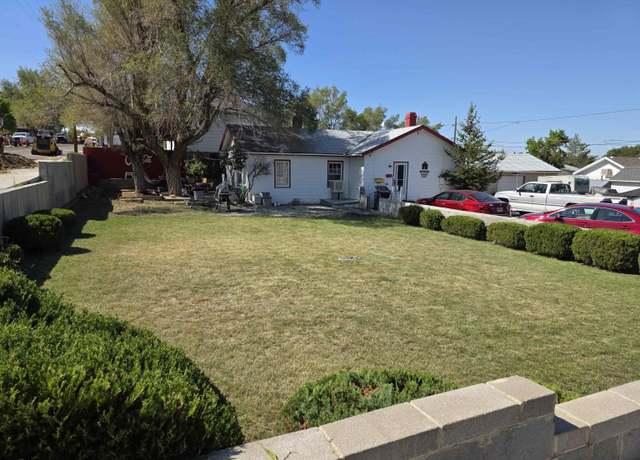 Property at 206 R St, Rock Springs, WY 82901, 4 beds, 1 bath