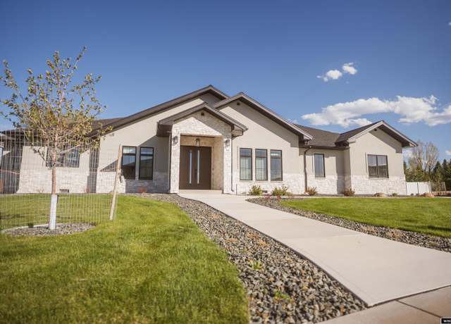Property at 945 Timber Dr, Lander, WY 82520, 3 beds, 3.5 baths