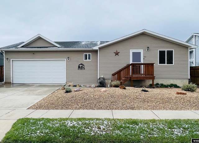 Property at 225 Tomahawk Drive Dr, Evanston, WY 82930, 5 beds, 2 baths