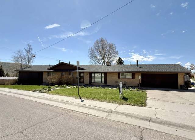 Property at 822 Moose St St, Kemmerer, WY 83101, 4 beds, 3.25 baths