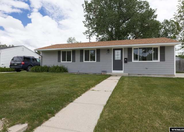 Property at 1645 Laramie Ave, Casper, WY 82604, 3 beds, 1.75 baths