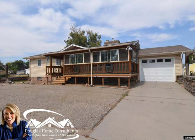 Property at 1000 Erwin St, Douglas, WY 82633, 5 beds, 3 baths