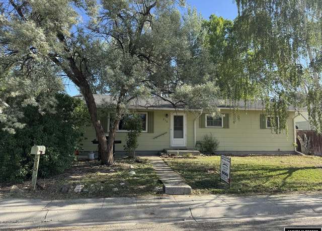 Property at 310 Kinnikinnick Dr, Riverton, WY 82501, 3 beds, 1.75 baths
