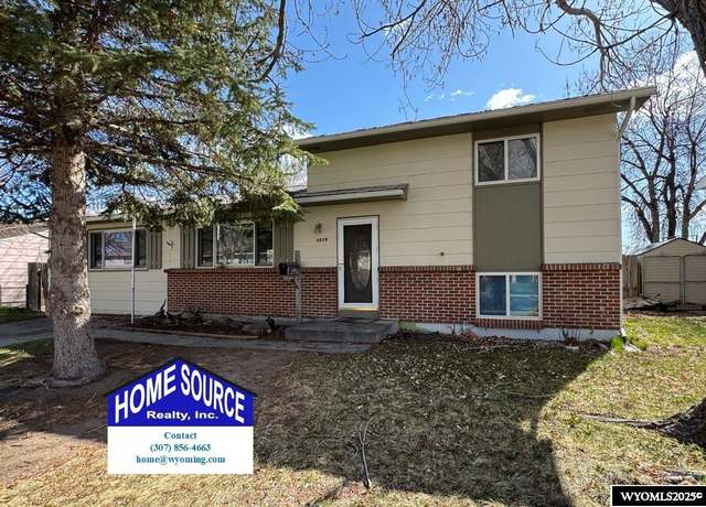 Property at 1019 Eastview Dr, Riverton, WY 82501, 3 beds, 1.75 baths