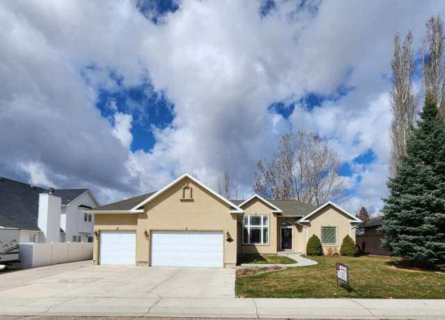 Property at 510 Oak Creek Dr, Rock Springs, WY 82901, 6 beds, 3 baths
