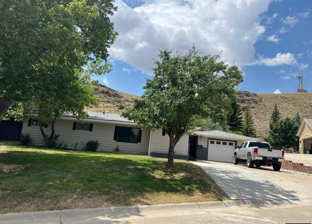 Property at 1633 Park Drive Dr, Rawlins, WY 82301, 3 beds, 2 baths