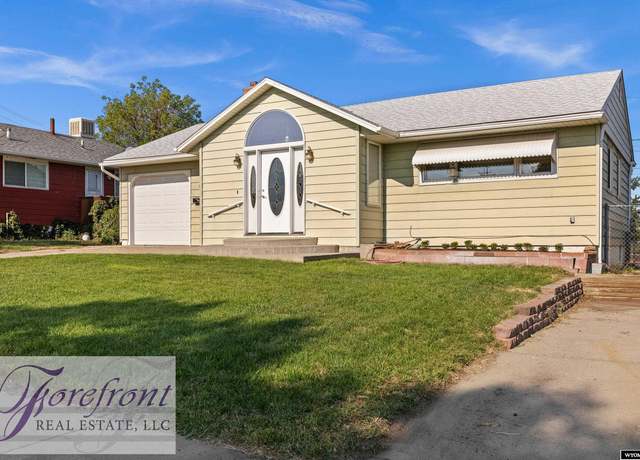 Property at 136 Utah Ave, Casper, WY 82609, 4 beds, 1.75 baths