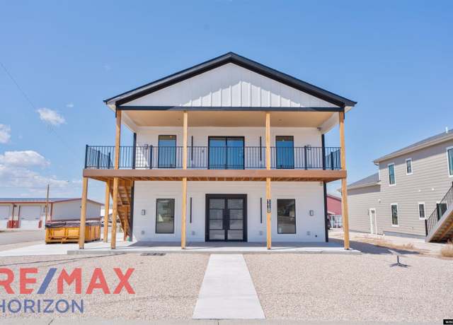 Property at 118 S Lincoln Ave, Glendo, WY 82213, 4 beds, 3 baths