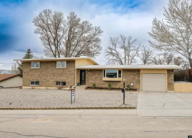 Property at 1821 Carson St, Rock Springs, WY 82901, 4 beds, 2.75 baths
