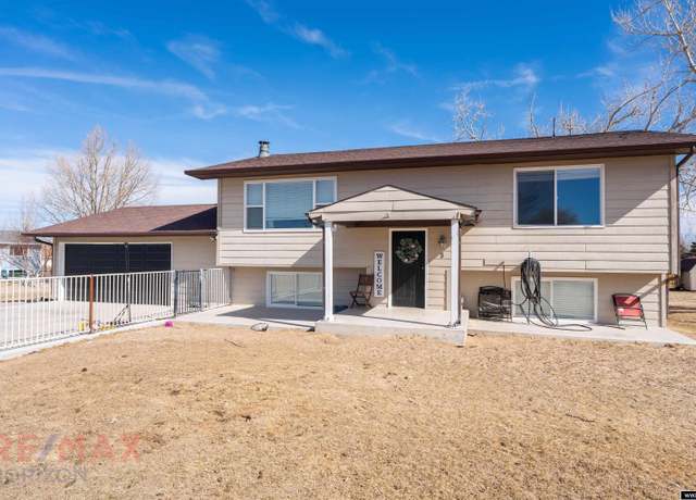 Property at 8 Crestview Way, Douglas, WY 82633, 4 beds, 2.5 baths