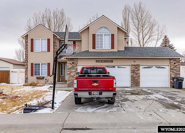 Property at 1105 Rosewood Dr, Rock Springs, WY 82901, 5 beds, 3.5 baths