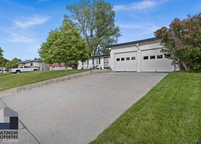 Property at 2315 Crescent Ave Ave, Casper, WY 82604, 3 beds, 1.5 baths