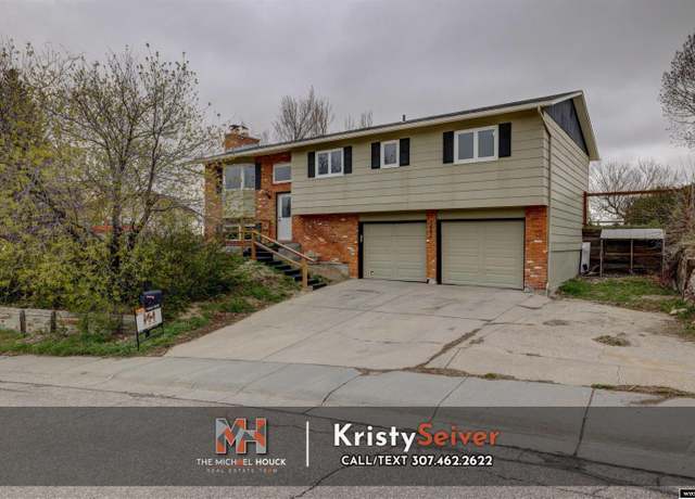 Property at 3892 Ridgecrest Dr, Casper, WY 82604, 4 beds, 3 baths