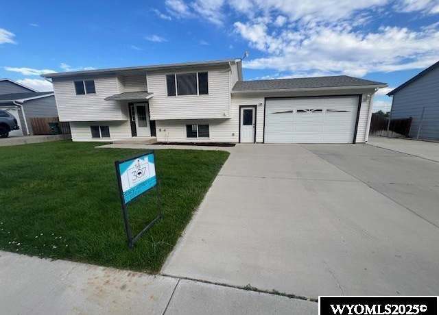 Property at 1414 Veterans Park Dr, Rock Springs, WY 82901, 4 beds, 2 baths