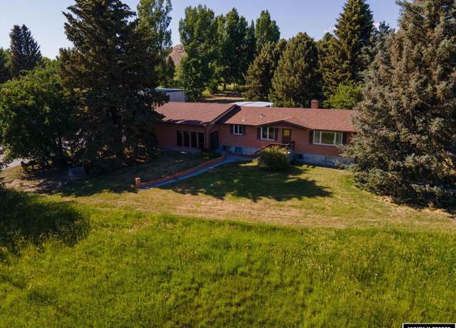 Property at 1796 N 8th St W, Riverton, WY 82501, 4 beds, 2.75 baths