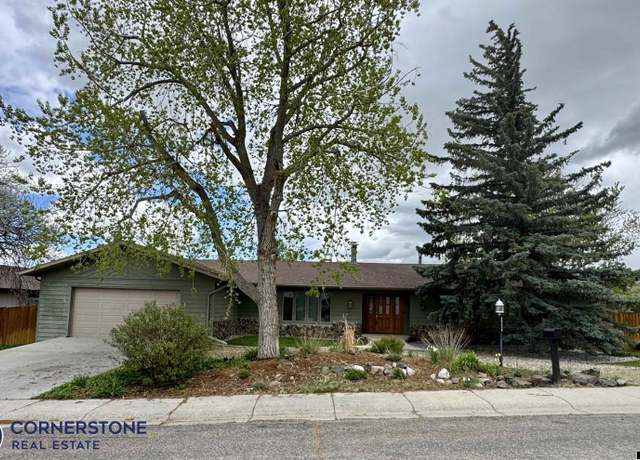 Property at 1045 Beaumont Dr, Casper, WY 82601, 5 beds, 3 baths