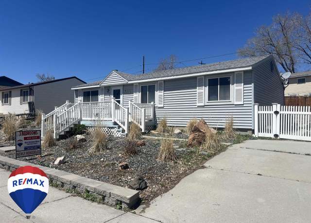 Property at 302 Kinnikinnick Dr, Riverton, WY 82501, 3 beds, 1 bath