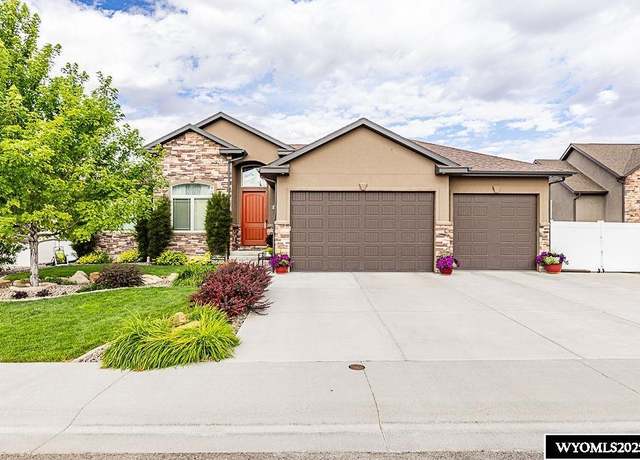 Property at 1102 Winchester Blvd, Rock Springs, WY 82901, 5 beds, 3 baths