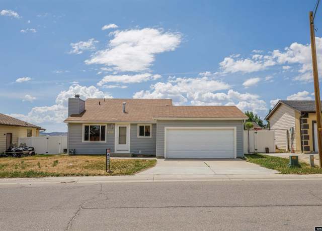 Property at 1301 Overland Dr, Rock Springs, WY 82901, 3 beds, 2 baths