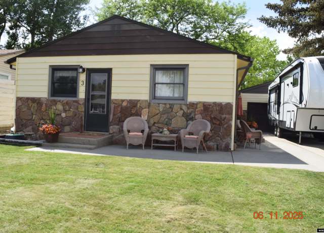 Property at 3 Shannon Dr, Glenrock, WY 82637, 3 beds, 2 baths