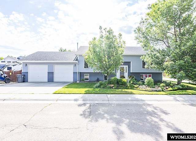 Property at 913 Rosewood Dr, Rock Springs, WY 82901, 4 beds, 3 baths